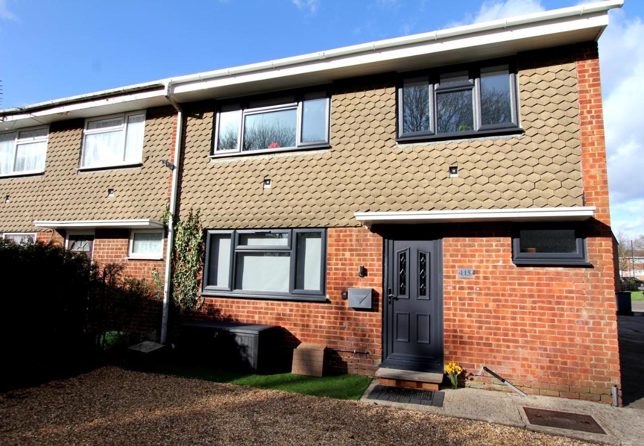 Crown Meadow - 4 Bedroom House - Heathrow - Excellentstays Colnbrook Exterior photo