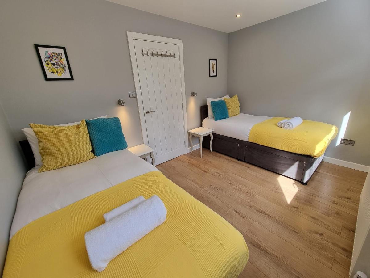 Crown Meadow - 4 Bedroom House - Heathrow - Excellentstays Colnbrook Exterior photo