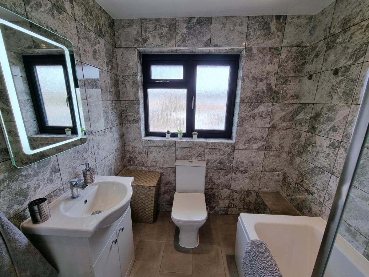 Crown Meadow - 4 Bedroom House - Heathrow - Excellentstays Colnbrook Exterior photo